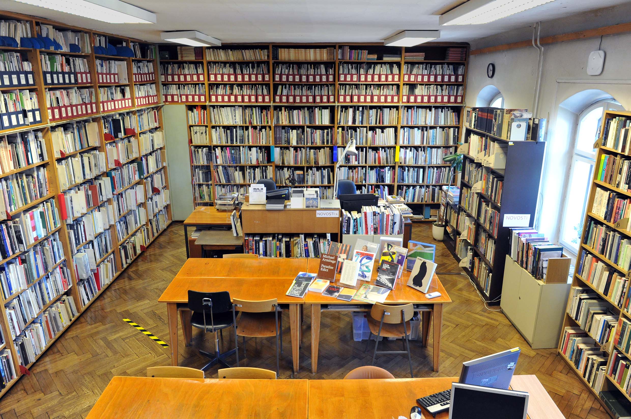 Osrednja knjižnica na Erjavčevi cesti 23